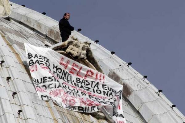 Marcello di Finizio protesta a 130 m de altura (Imagem:AP)