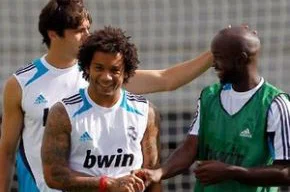 Marcelo cumprimenta Lass Diarra durante treino do Real