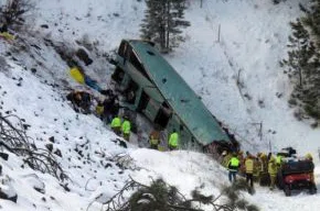 Nove pessoas morrem após ônibus cair em montanha nos EUA