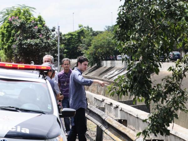 O motorista Alex Siwek comparece com a polícia em região do córrego na avenida Ricardo Jafet(Imagem:Reprodução)