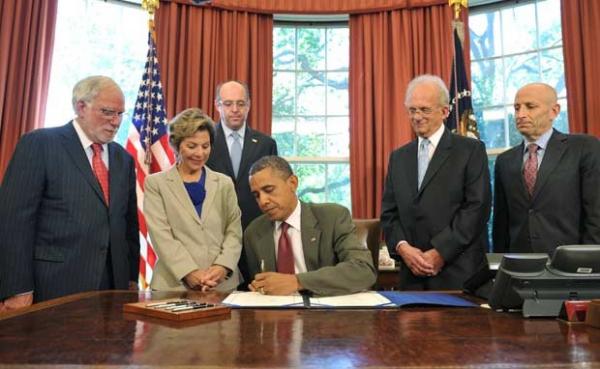 O presidente dos EUA, Barack Obama, assina no dia 27 de julho o ato de cooperação de segurança com Israel(Imagem:Reprodução)