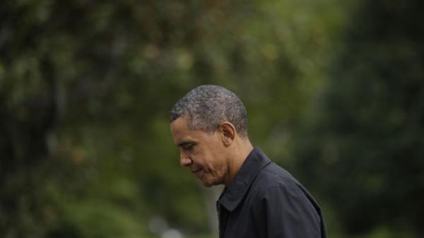 O presidente dos EUA, Barack Obama, caminha nos jardins da Casa Branca neste domingo(Imagem:Reprodução)