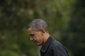 O presidente dos EUA, Barack Obama, caminha nos jardins da Casa Branca neste domingo