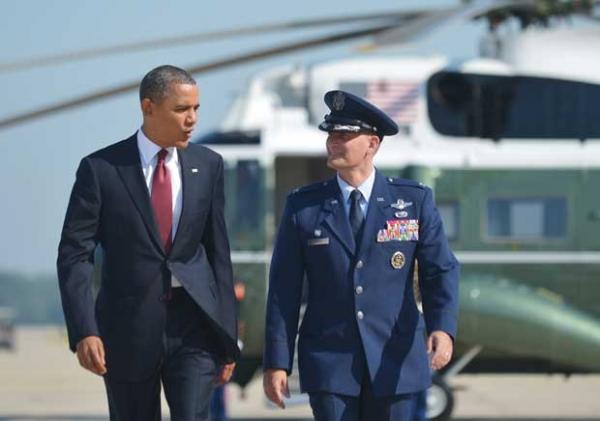 O presidente dos EUA, Barack Obama, na Base Aérea Andrews, em Maryland, antes de viajar para o Texas nesta sexta-feira (31)(Imagem:Reprodução)