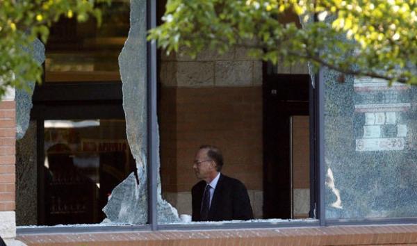 O promotor Bruce Kaplan, de Middlesex, é visto entre as janelas quebradas do mercado Pathmark (Imagem:Reprodução)