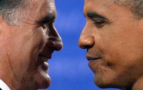 O republicano Mitt Romney e o democrata Barack Obama cumprimentam-se antes do debate desta segunda-feira (22) em Boca Raton, na Flórida(Imagem:AFP)