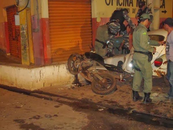 Policiais rendendos os bandidos após perseguição(Imagem:Reprodução)