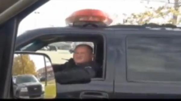 Policial estaria dirigindo sem cinto e de maneira perigosa, o que enfureceu Steve McClain(Imagem:Reprodução)