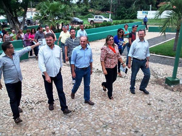 Políticos prestigiam a festa na cidade de Coivaras.(Imagem:Divulgação)