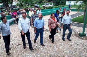 Políticos prestigiam a festa na cidade de Coivaras.
