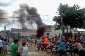 Populares incendiarem o posto da Eletrobrás em Palmeirais.