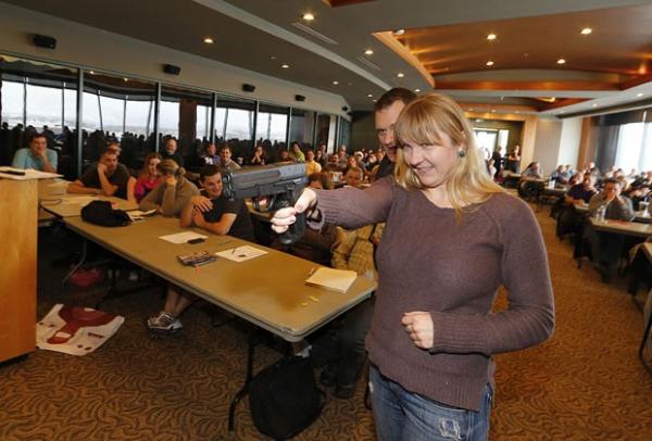 Professora recebe treinamento para usar armas em Utah, nos EUA(Imagem:Reprodução)