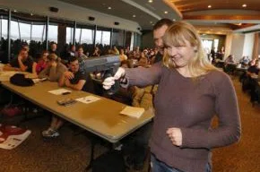 Professora recebe treinamento para usar armas em Utah, nos EUA