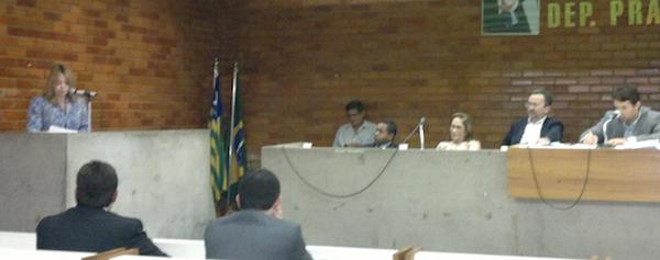 Promotora de Justiça (esquerda) fala sobre os rios Poti e Parnaíba em audiência pública na Assembléia Legislativa(Imagem:Divulgação)