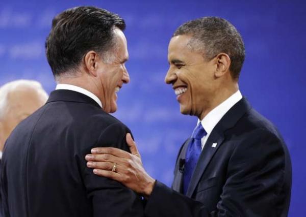 Romney e OBama se cumprimentam no início do debate desta segunda-feira (22) em Boca Raton, na Flórida (Imagem:AFP)