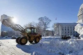 Trator remove neve acumulada na Praça do Capitólio, em Madison, Wisconsin.