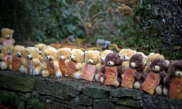 Ursos de pelúcia simbolizam vítimas do massacre na escola Sandy Hook, em Newtown, Connecticut(Imagem:Reprodução)