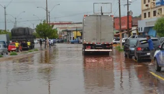 Várias ruas de Picos ficaram alagadas após a chuva desta quinta-feira.