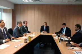 Wellington Dias e Tião Viana se reúnem com o vice-presidente do Banco do Brasil.