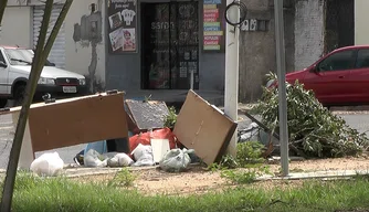 Acúmulo de lixo em praça é alvo de reclamação